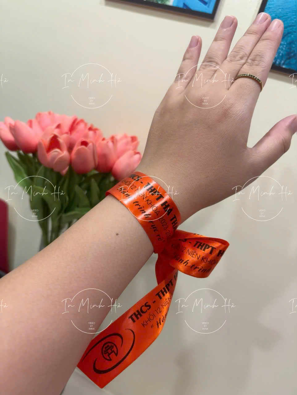 Check-in họp lớp cực xịn với dây ruy băng buộc tay lụa in chữ theo yêu cầu